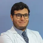 Imagen del Dr. Allan Argueta, especialista en Anatomía Patológica de la Clínica Universidad de Navarra. El Dr. Argueta se dedica al diagnóstico de enfermedades a través del examen de muestras de tejido con dedicación preferencial a la citopatología, patología torácica y área de cabeza y cuello.